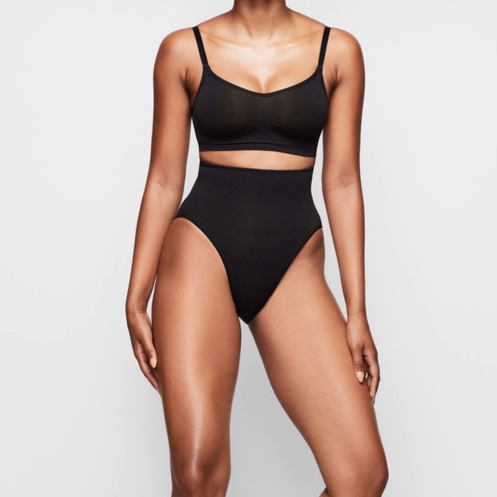 Skims seamless sculpt bralette color onyx